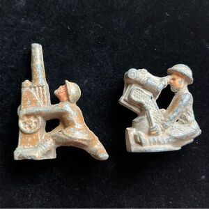 Original Manoil Lead anti-aircraft gunner 2pc lot soldier toy army figures
